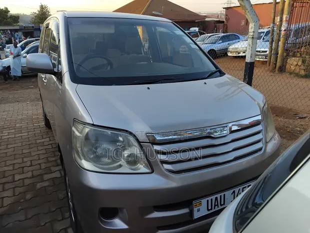 Toyota Noah 2005 Gold - 1