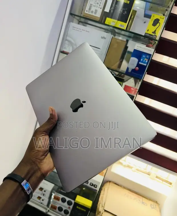 Apple MacBook Pro 2017 8GB RAM 512GB SSD - 1