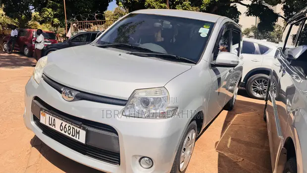 Toyota Sienta 2010 Silver - 1