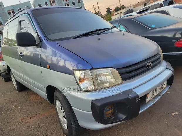 Toyota Noah 2.0 AWD (8 Seater) 2002 Blue - 1