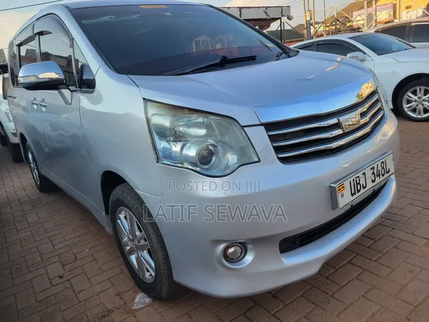Toyota Noah 2.0 143hp AWD (8 Seater) 2010 Silver - 1