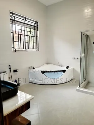 5-Bedroom Villa for Sale in Ssabagabo-Makindye