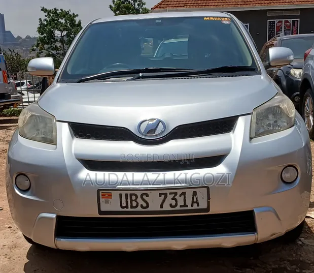Toyota IST 2011 Silver - 1