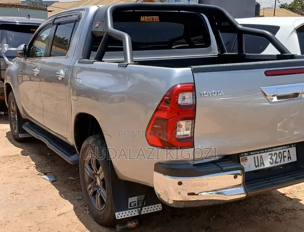 Toyota Hilux 2020 Gray - 1