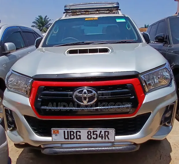 Toyota Hilux 2015 Silver - 1
