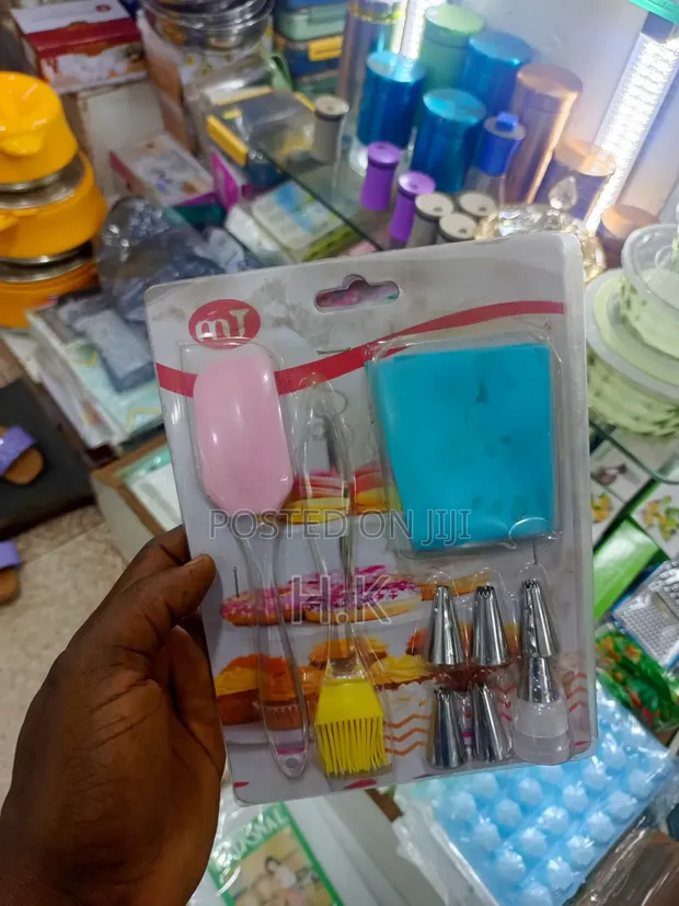6-Piece Cake Decorating and Baking Tool Set - 1
