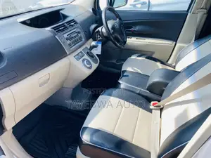 Toyota Passo Sette 2011