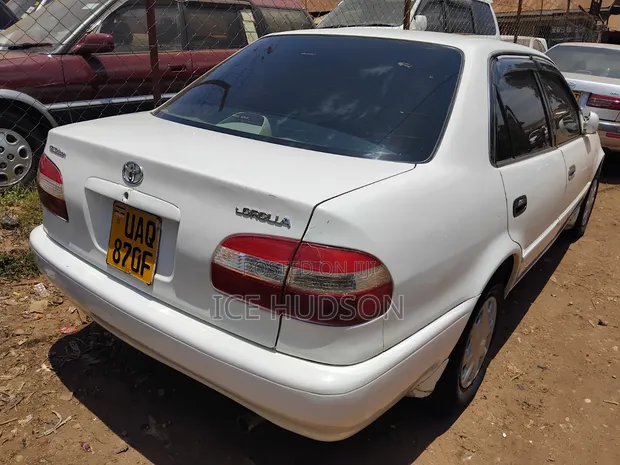 Toyota Corolla 2000 White - 1