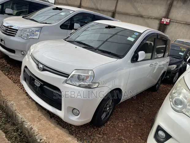 Toyota Sienta 2013 White - 1