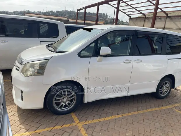 Toyota Noah Si 2012 White - 1