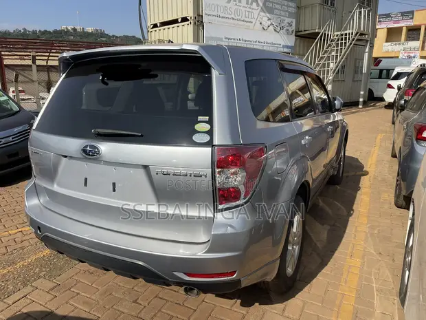 Subaru Forester 2010 Silver - 1