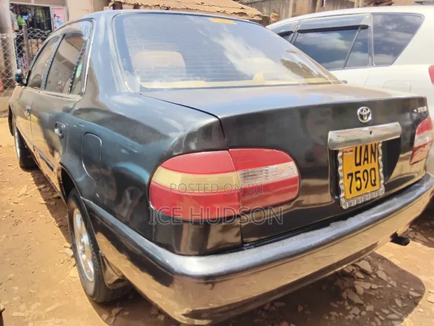 Toyota Corolla 2000 Black - 1