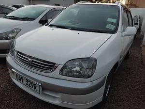 Toyota Raum 2000 Off-white