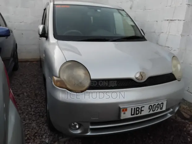 Toyota Sienta 2007 Silver - 1