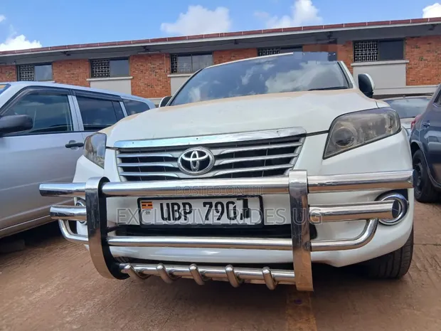 Toyota Vanguard 2011 White - 1