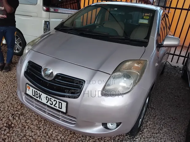 Toyota Vitz 2011 Silver - 1