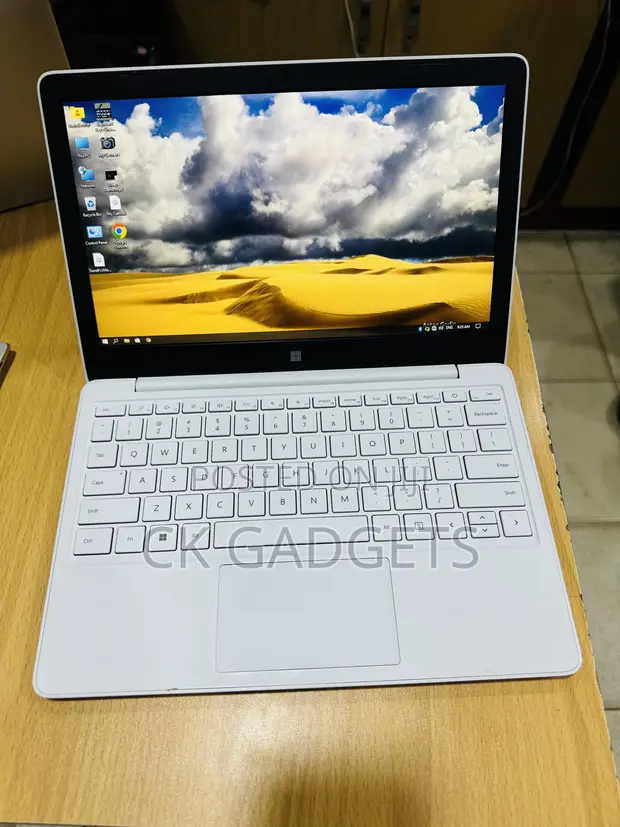 Microsoft Surface Laptop SE 8GB Intel Celeron 128GB SSD - 1