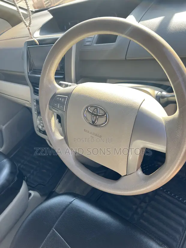 Toyota Noah 2.0 158hp AWD (8 Seater) 2013 White - 1