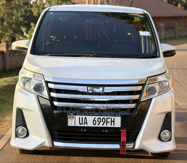 Toyota Noah 2.0 FWD (7 Seater) 2015 White - 1