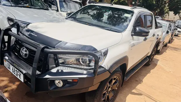 Toyota Hilux 2018 White - 1