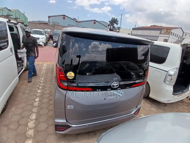Toyota Noah 2022 Gray - 1