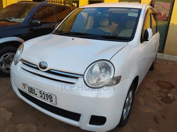Toyota Sienta 2010 White - 1