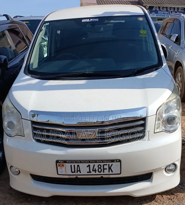Toyota Noah 2013 White - 1