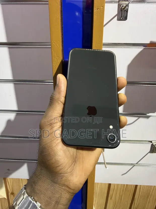 Apple iPhone XR 128GB Black - 1
