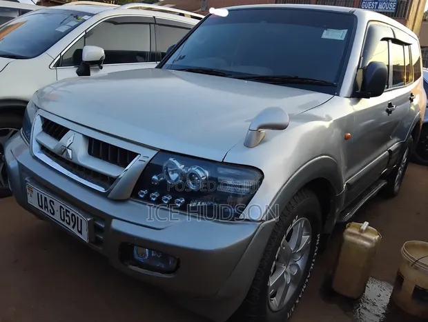 Mitsubishi Pajero 2005 Silver - 1