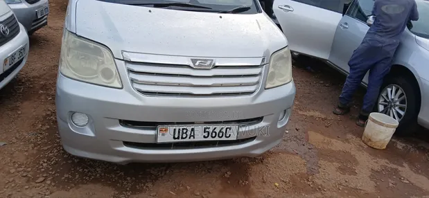 Toyota Noah 2004 Silver - 1