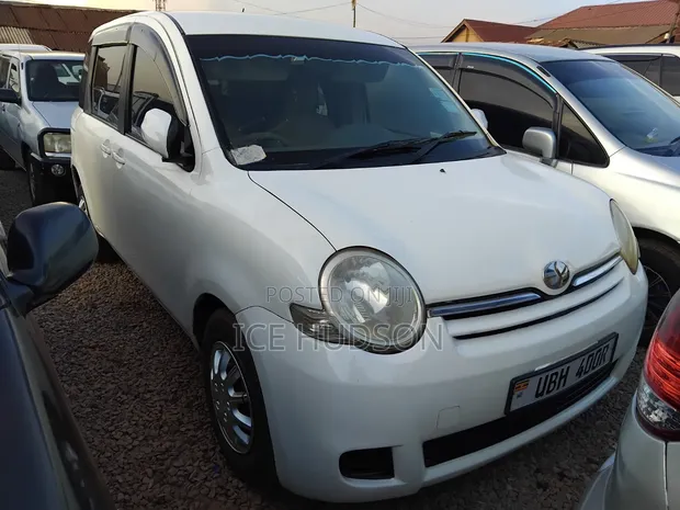 Toyota Sienta 2006 White - 1