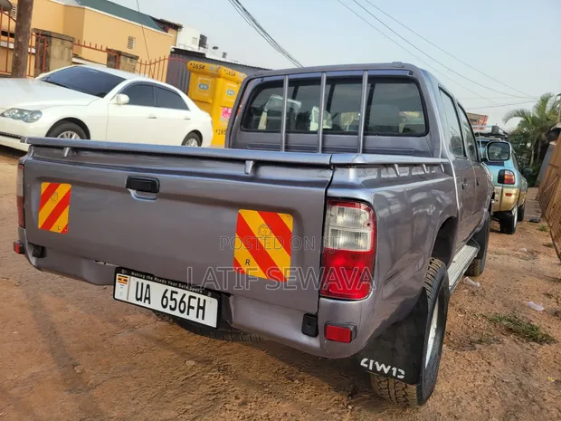 Toyota Hilux 2002 Silver - 1