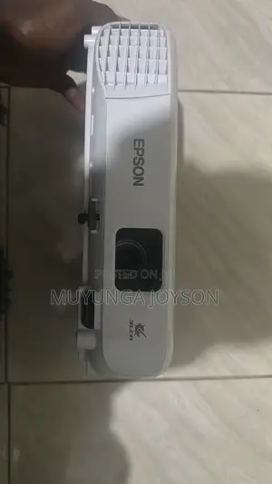 Epson EB-E01 Projector