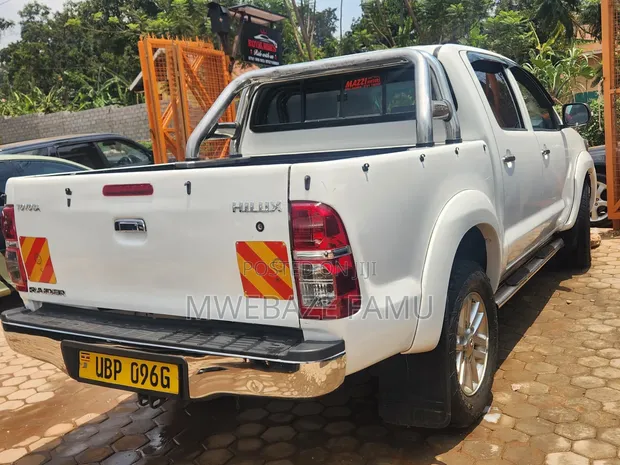 Toyota Hilux 2013 White - 1
