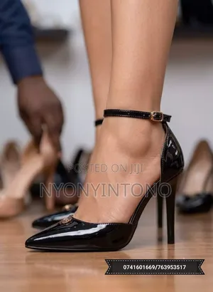 Aronfaiy Pointed Toe Ankle Strap Boot