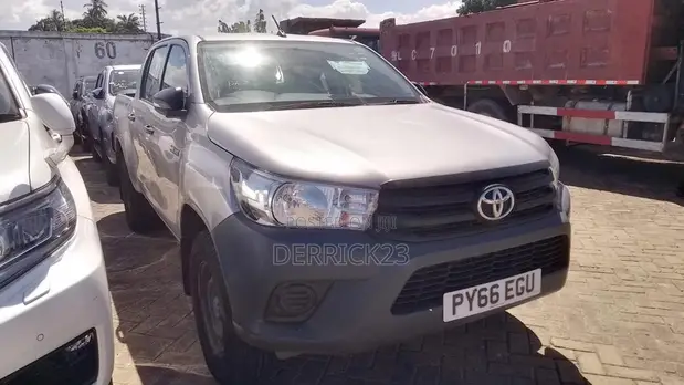 Toyota Hilux 2017 Silver - 1