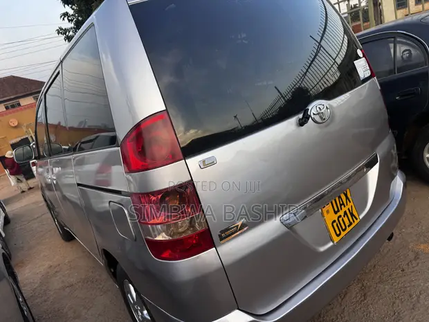 Toyota Noah 2004 Silver - 1