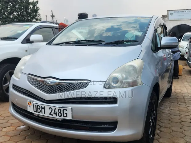 Toyota Ractis 2009 Silver - 1
