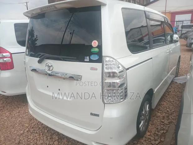 Toyota Noah 2013 Silver - 1