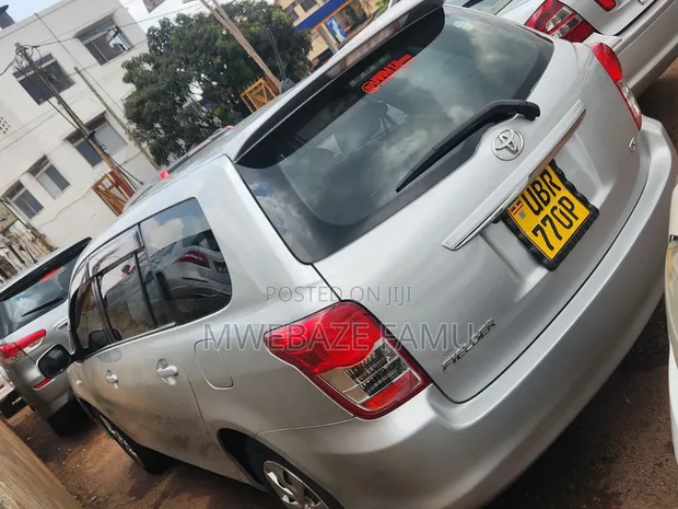 Toyota Corolla Fielder 2010 Silver - 1