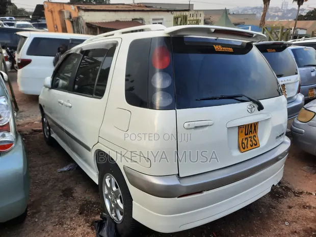 Toyota Raum 2000 White - 1