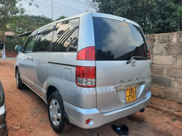 Toyota Noah 2006 Silver - 1