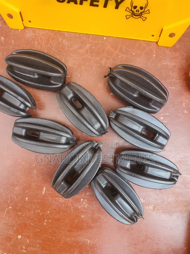 Plastic Electric Fence Strainer/Corner Post Insulators - 1