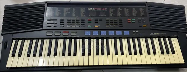 Yamaha PSR-47 Keyboard - 1