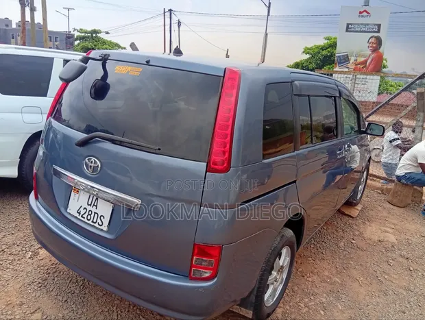 Toyota Isis 2009 Blue - 1