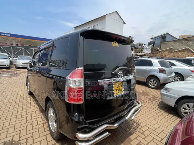 Toyota Noah 2010 Black - 1