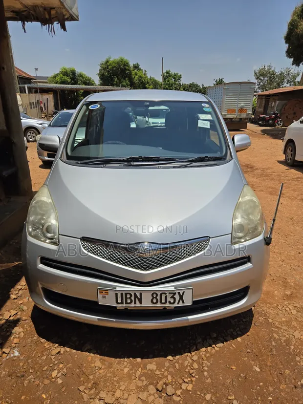 Toyota Ractis 1.5 FWD 2009 Silver - 1