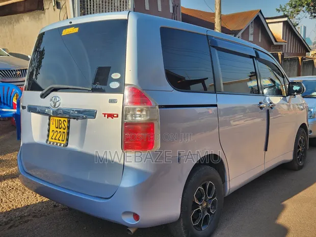 Toyota Noah 2010 Silver - 1