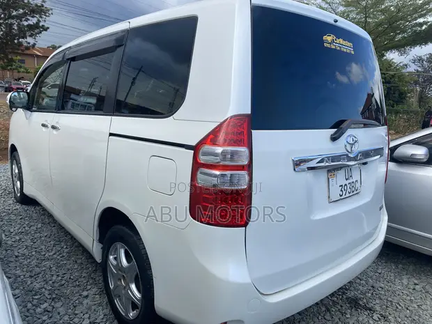 Toyota Noah 2011 White - 1