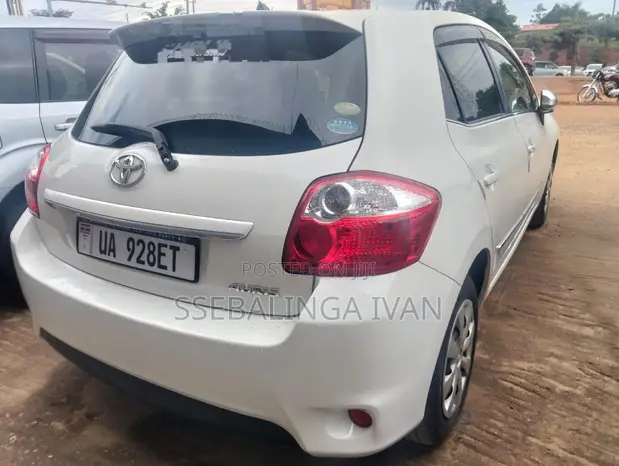 Toyota Auris 2012 White - 1